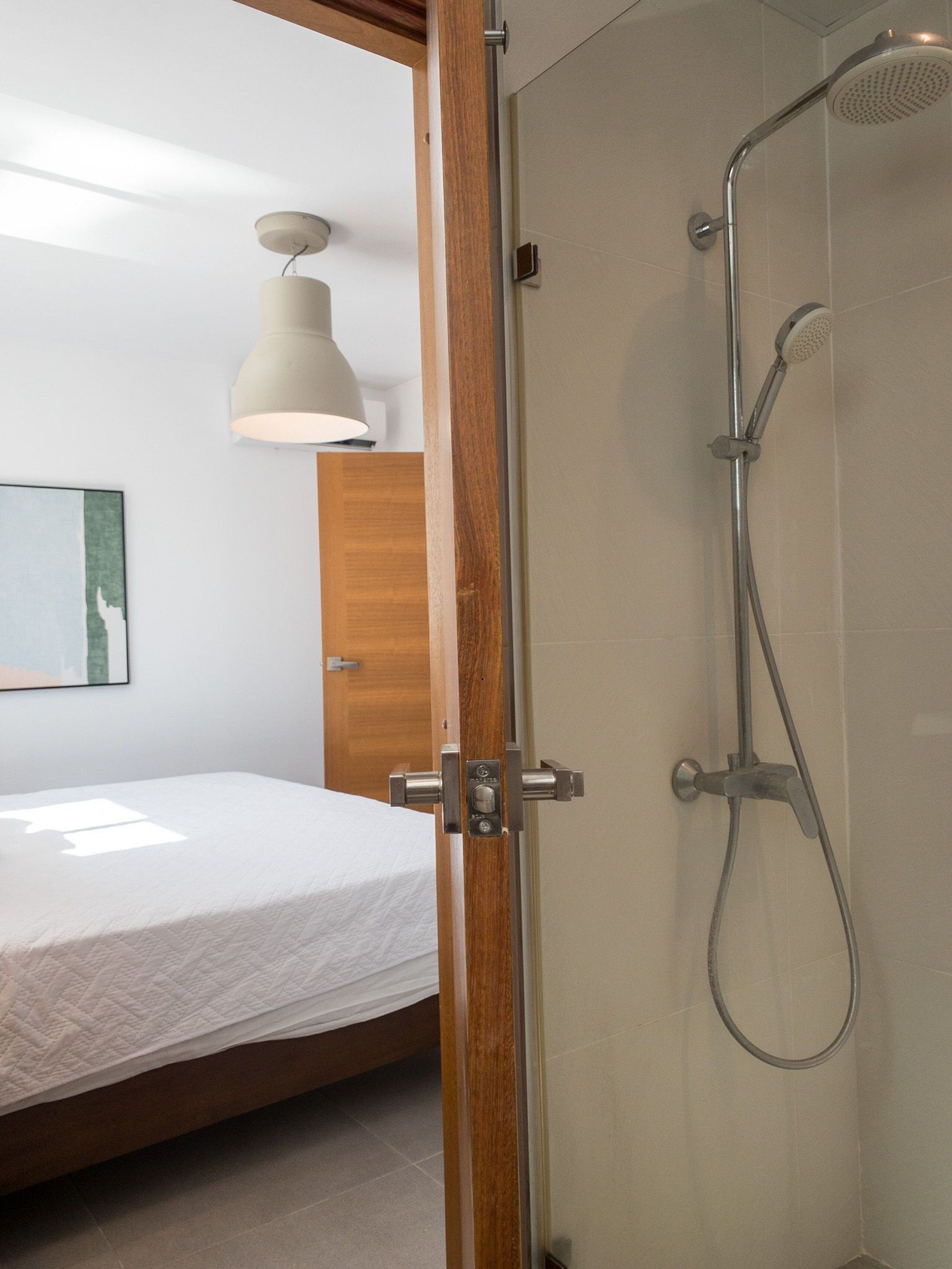 Buồng tắm vòi sen, đồ dùng nhà tắm miễn phí, máy sấy tóc, khăn tắm 