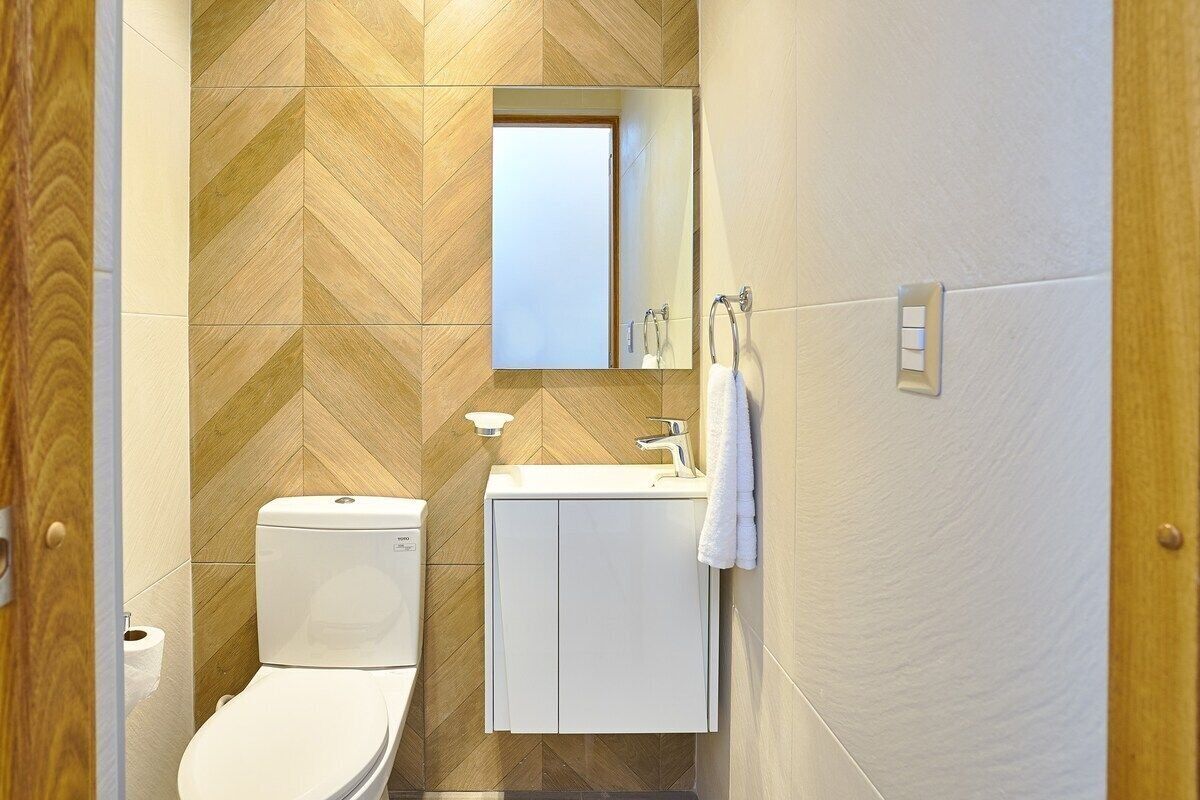 Superior-lejlighed | Badeværelse | Bruser, gratis toiletartikler, hårtørrer, håndklæder