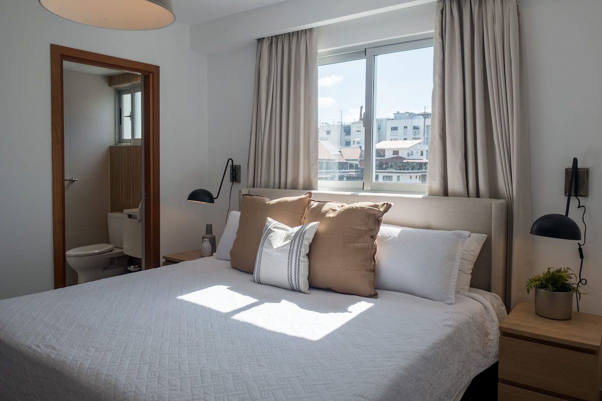 Safe på rommet, blendingsgardiner og strykejern/-brett