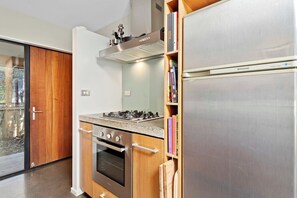 Een koelkast, een magnetron, een vaatwasser