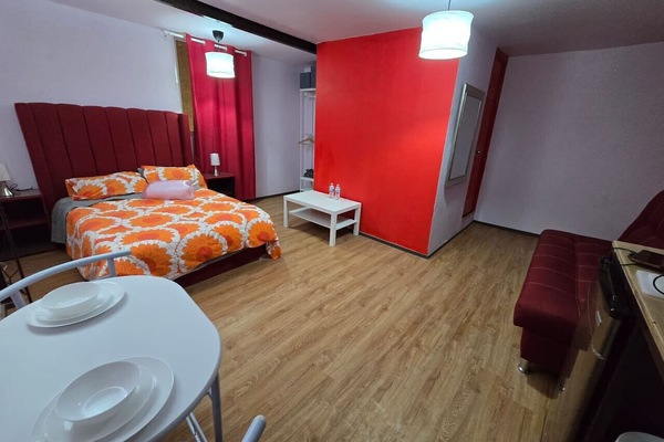 Suite Roja privada para 3 personas con cocineta equipada y baño propio.