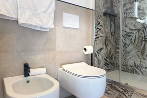 Dusche, Haartrockner, Bidet, Handtücher