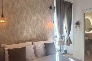 Tabla de planchar con plancha, wifi y ropa de cama 