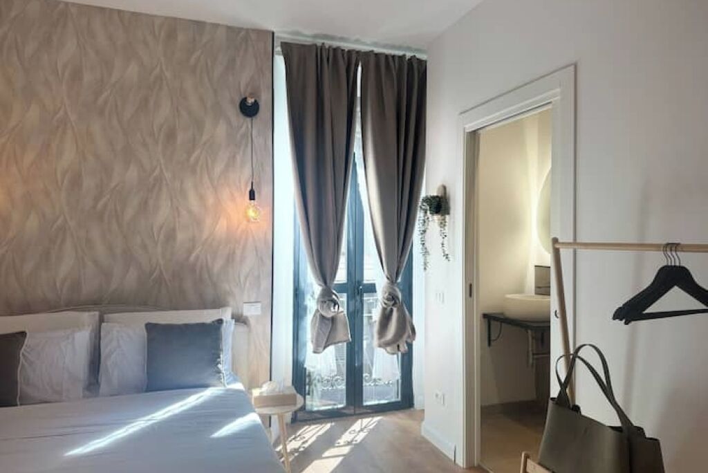 Tabla de planchar con plancha, wifi, ropa de cama