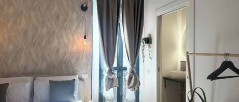 Tabla de planchar con plancha, wifi, ropa de cama