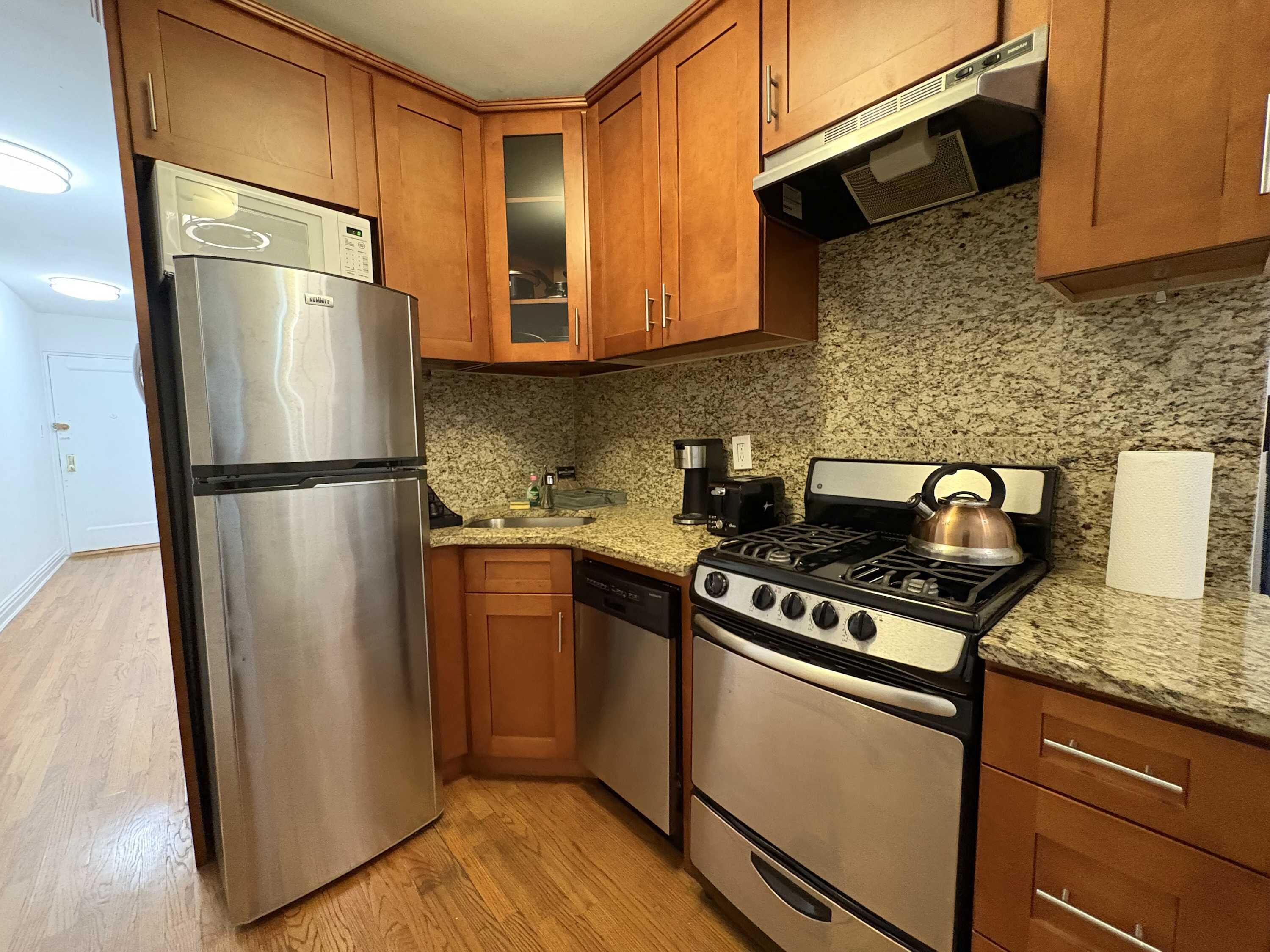 Frigorífic, microones, forn i placa de cuina 