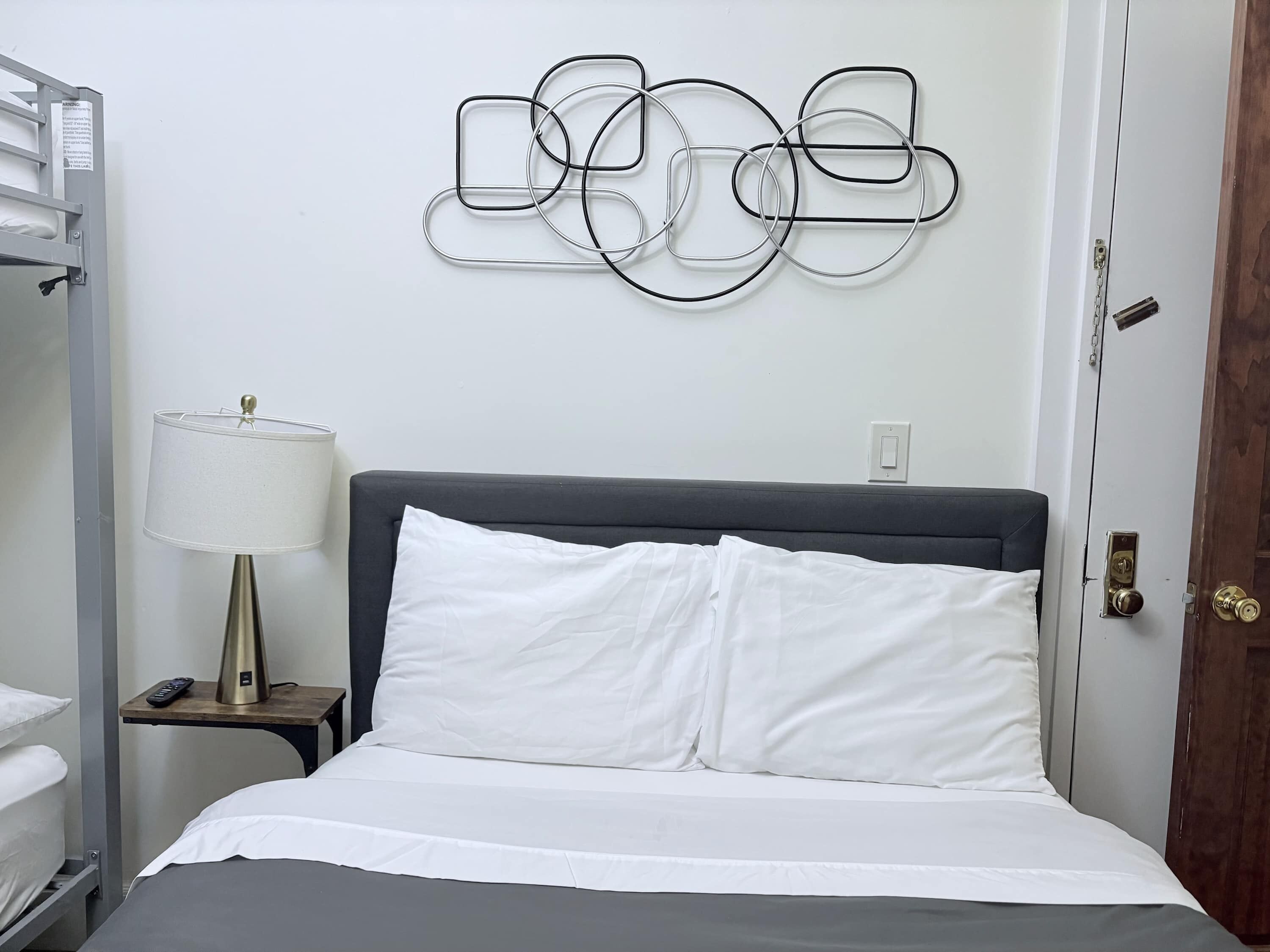 Planxa i posts de planxar, un bressol de viatge i wifi gratuïta 