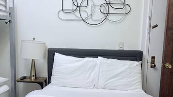 Planxa i posts de planxar, un bressol de viatge i wifi gratuïta