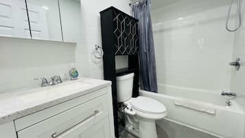 Een haardroger, handdoeken, zeep, shampoo