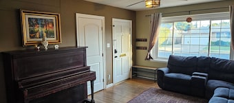 Sunny 2-bedroom house with AC in beautiful Los Angeles