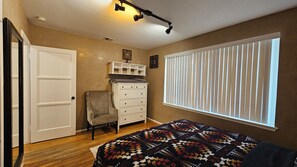 2 bedrooms, iron/ironing board, WiFi, bed sheets - Sunny 2-bedroom house with AC in beautiful Los Angeles (Los Angeles)