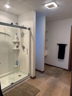 Douche, sèche-cheveux, serviettes fournies, savon