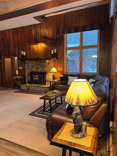 Cozy Camp Hope Lodge ski in ski out at hidden Valley Resort.