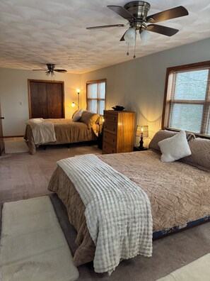 4 bedrooms, iron/ironing board, WiFi, bed sheets