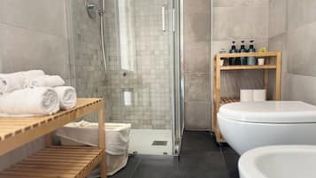 Doccia, asciugacapelli, bidet, asciugamani