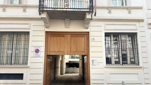 A building entrance with a wooden double door, a no parking sign, and a number '10' on the wall. - ACasaDiImma | Penthouse with Terrace | Wi-Fi (Milano)
