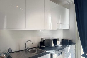 Kühlschrank, Mikrowelle, Ofen, Herdplatte