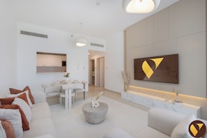 Appartement Luxe, balcon, vue ville | Coin séjour | TV connectée de 65 pouces avec chaînes par câble