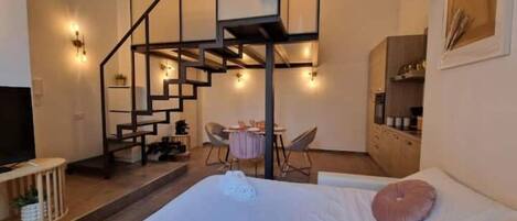 Een strijkplank/strijkijzer, wifi, beddengoed