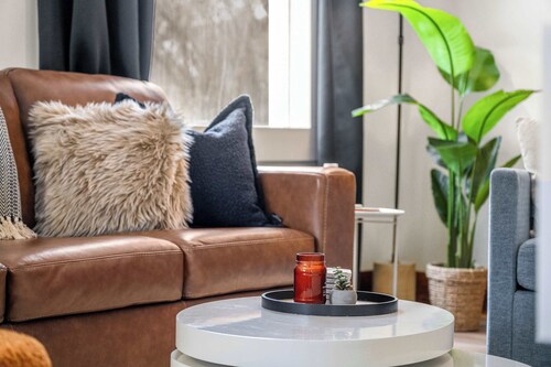 Fossil Flats 3BR Designer Home in Centre of Town!