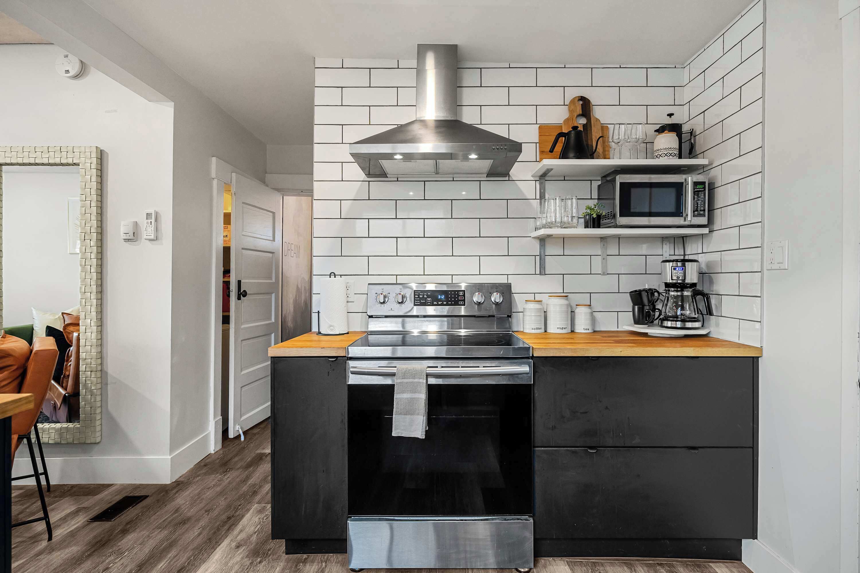 Een koelkast, een microgolfoven, een oven, een kookplaat