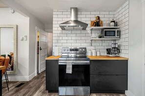 Een koelkast, een magnetron, een oven, een kookplaat