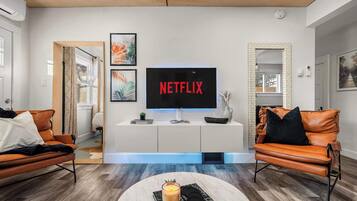 Een televisie en een kantoor