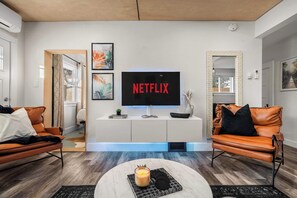 Een televisie en een kantoor