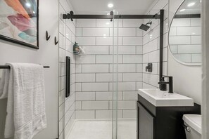Dusche, Haartrockner, Handtücher, Shampoo