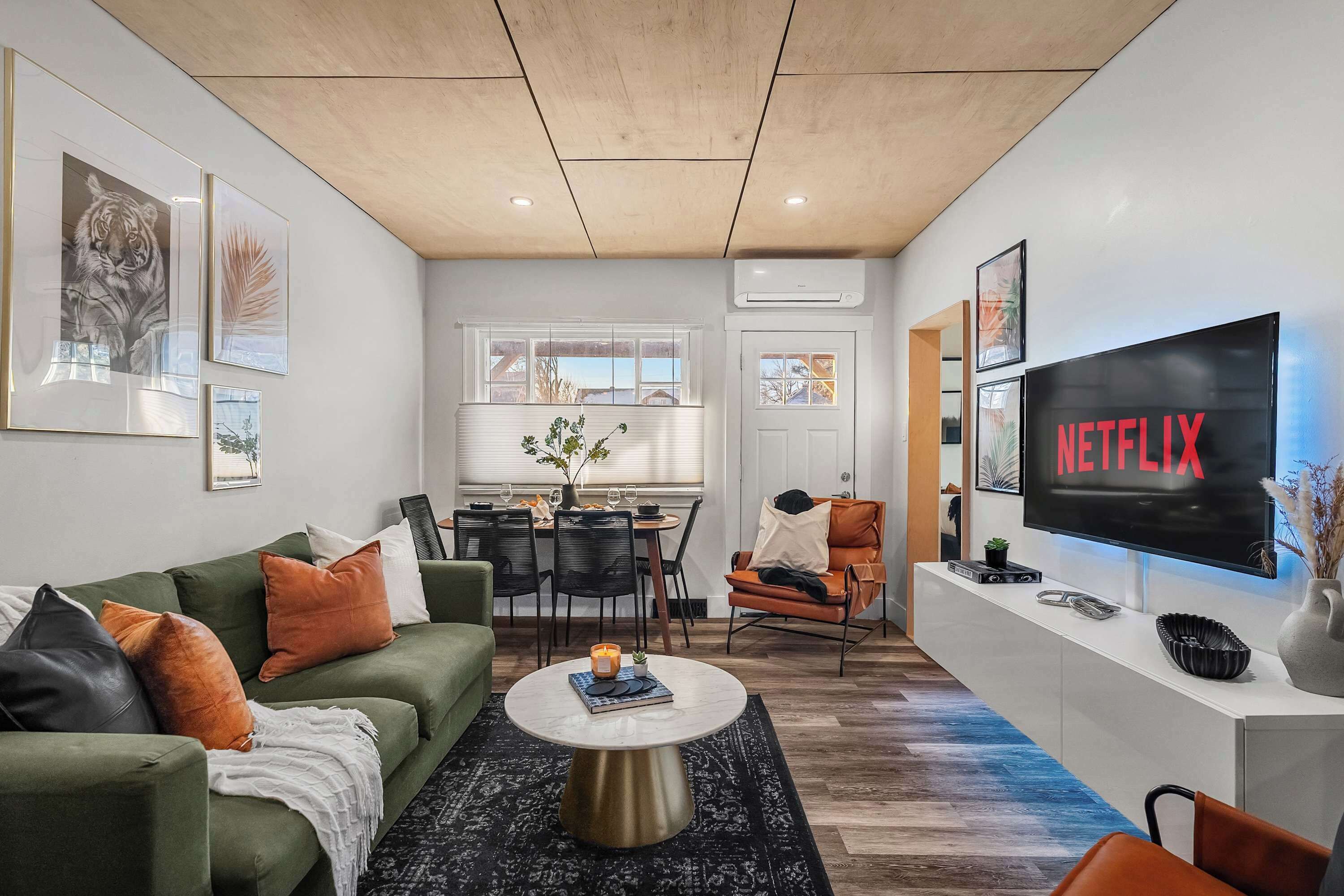 Een televisie en een kantoor