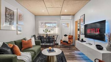 Een televisie en een kantoor