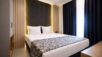 Deluxe kamer, 1 tweepersoonsbed, uitzicht op stad | Een bureau, een laptopwerkplek, gratis wifi