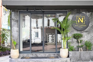 Vista frontal de la propiedad