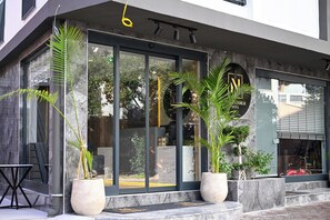 Vista frontal de la propiedad