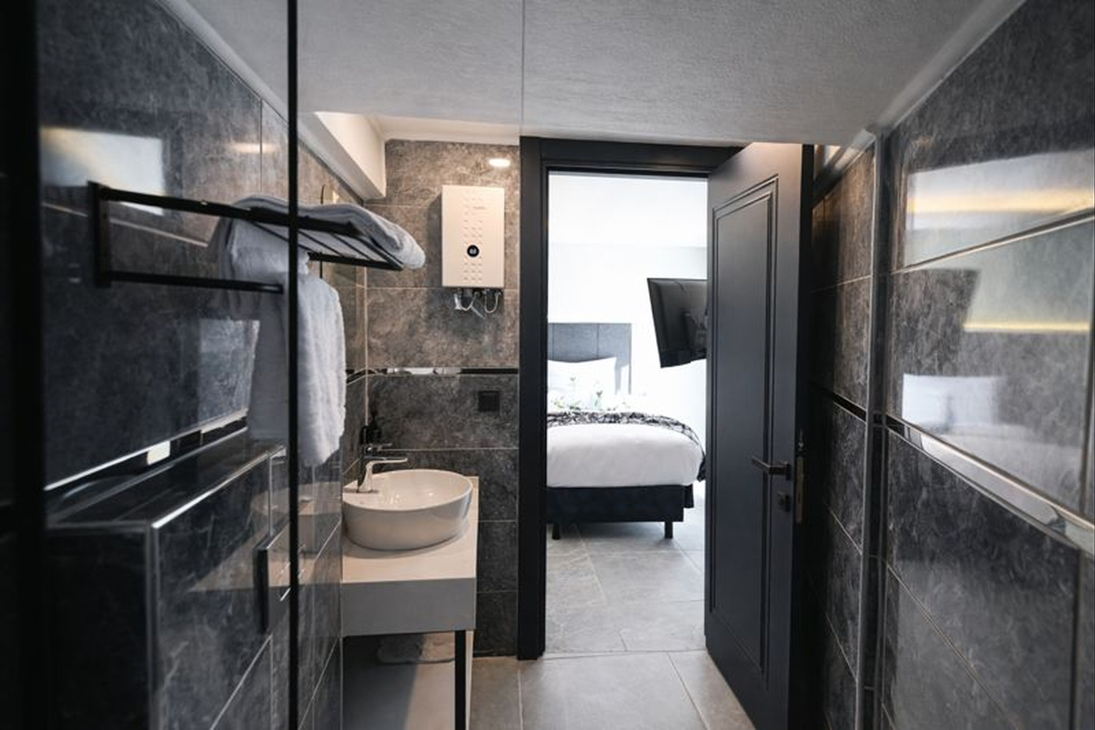 Kamar Single Ekonomi | Kamar mandi | Shower, pengering rambut, handuk, dan sabun