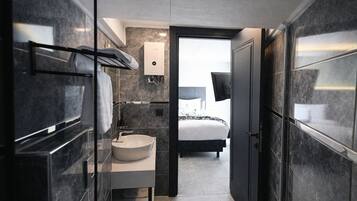 Kamar Single Ekonomi | Kamar mandi | Shower, pengering rambut, handuk, dan sabun