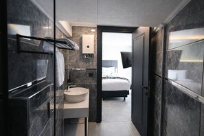 Quarto solteiro econômico | Banheiro | Chuveiro, secador de cabelo, toalhas de banho, sabonete