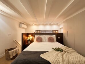 Een strijkplank/strijkijzer, wifi, beddengoed