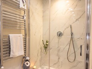 Shower, hair dryer, bidet, towels - Modern Loft "A Casa di Imma" - Quiet, 10 Min from Duomo (Milano)