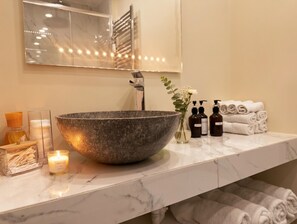 Een douche, een haardroger, een bidet, handdoeken