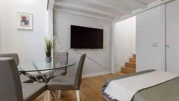 Een strijkplank/strijkijzer, wifi, beddengoed