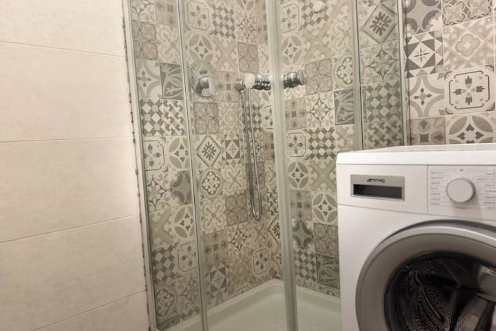 Douche, sèche-cheveux, bidet, serviettes fournies