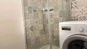 Douche, sèche-cheveux, bidet, serviettes fournies