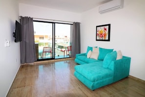 Comfort Apartment, Balcony | Living area | Flat-screen TV - Reginas Apartments (Mazatlán)