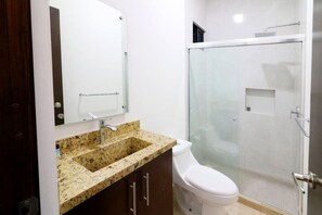 Apartamento Confort, balcón | Baño | Secador de pelo, toallas, jabón y champú