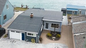 A residential area with houses near a body of water. - Serene Waterfront Getaway | Patio and Dock (Marysville)