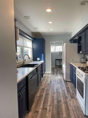 ثلاجة، ميكروويف، فرن، موقد طهي مسطح