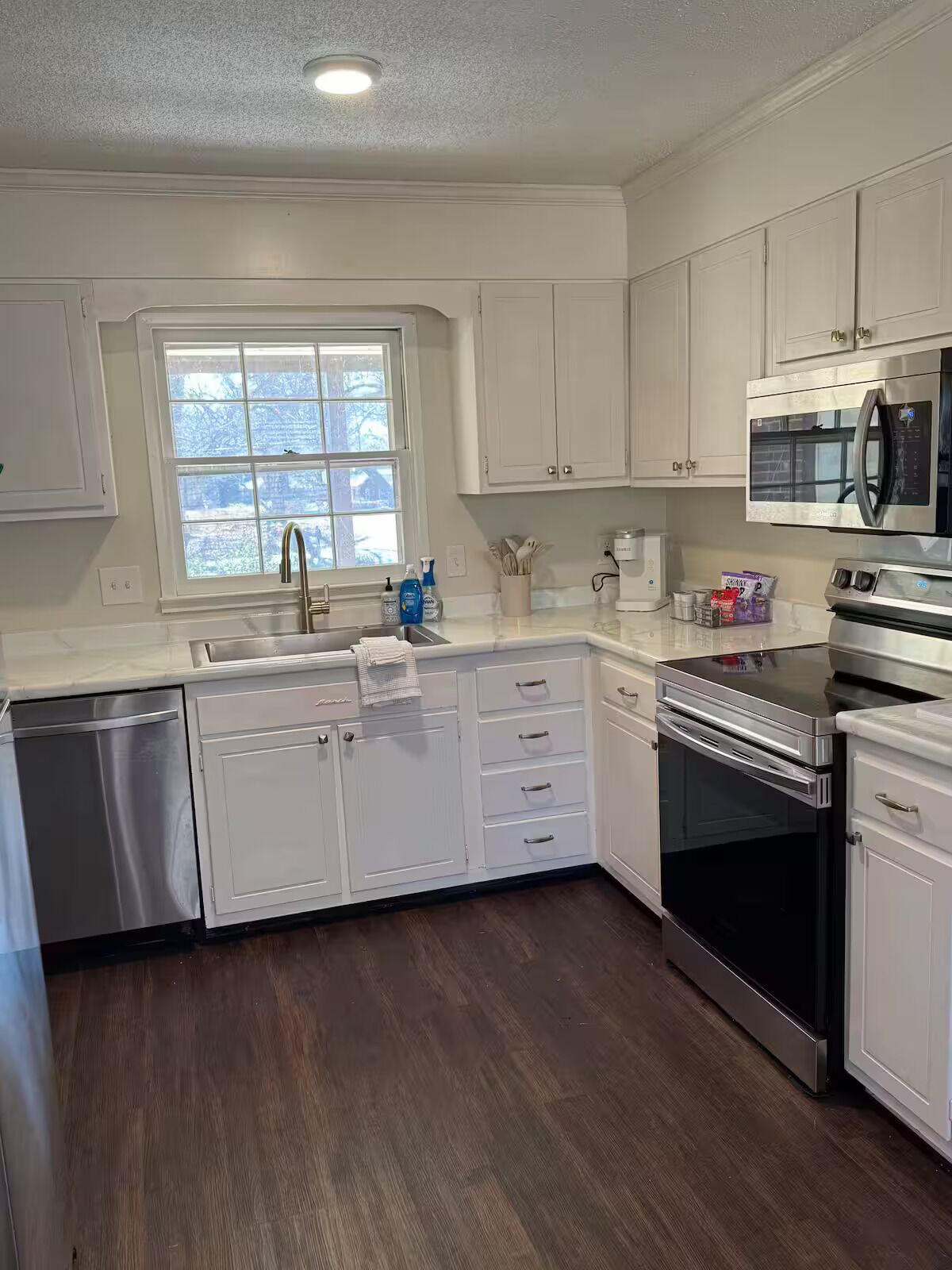 Microondas, horno, parrilla de estufa y lavavajillas 