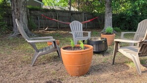 Espace extérieur aménagé avec des chaises et des jardinières.