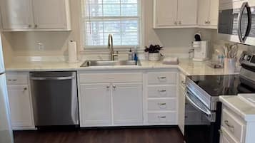 Micro-ondes, four, plaque de cuisson, lave-vaisselle